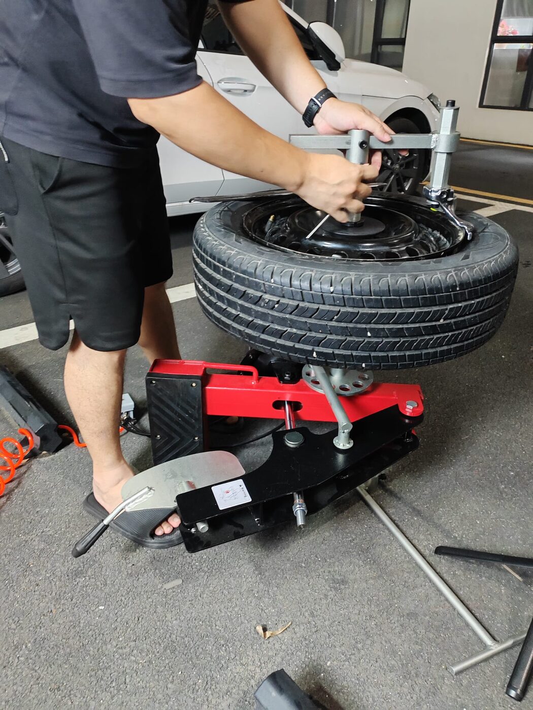Changing a tyre without electricity using a portable LCTX tyre changer