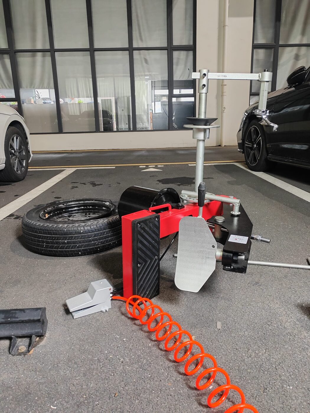 Mounting a tyre at home with a portable LCTX tyre changer
