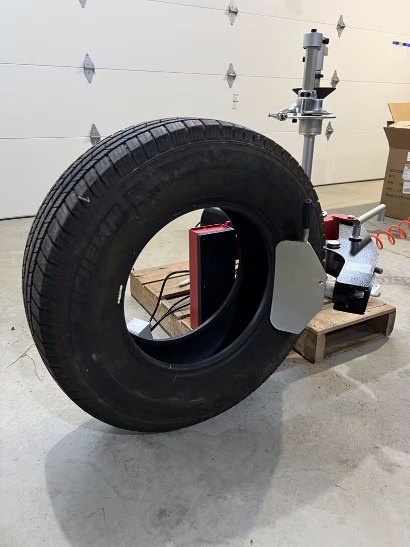 Seating a tyre bead on a rim with a portable tyre changer