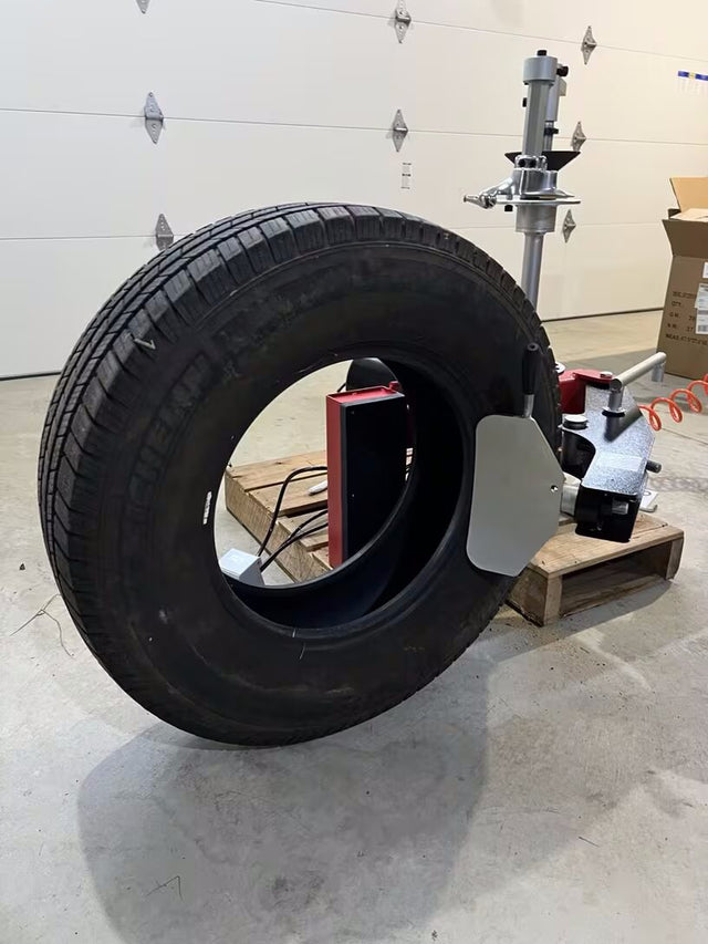 Seating a tyre bead on a rim with a portable tyre changer